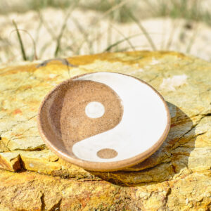 Oak and cream duality dish